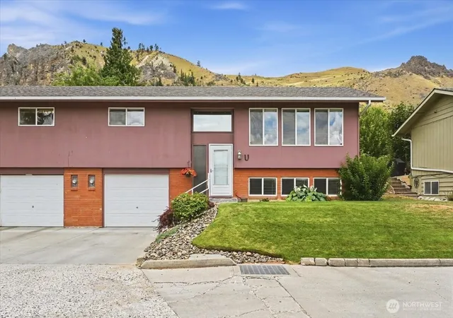 Photo 2 of Condo for sale at 1100 Vista Pl #U, Wenatchee, WA 98801 | MLS# NWM2549187 | Listing updated on 2026-09-30