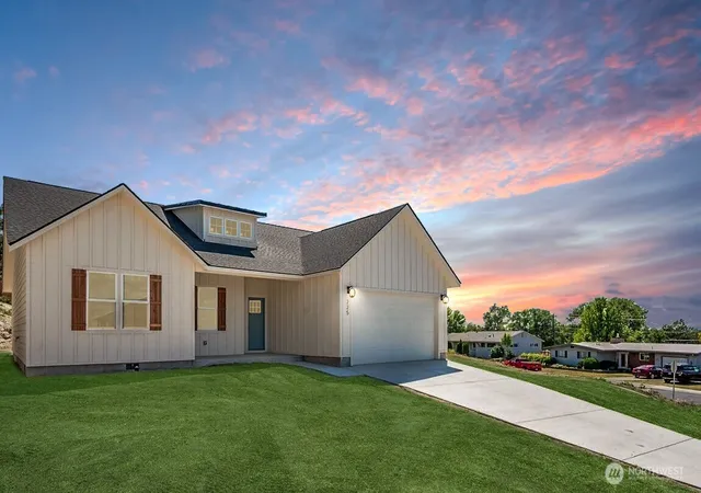 Photo 1 of Sale Pending at 225 W Linden Ave, Moses Lake, WA 98837 | MLS# NWM2549232 | Listing updated on 2026-09-28