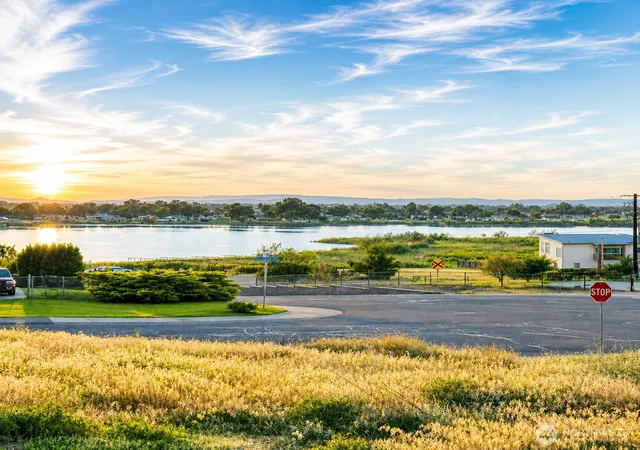 Photo 2 of Sale Pending at 225 W Linden Ave, Moses Lake, WA 98837 | MLS# NWM2549232 | Listing updated on 2026-09-28