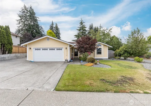 Photo 3 of Single family home for sale at 2707 S 366th Place, Federal Way, WA 98003 | MLS# NWM2549325 | Listing updated on 2026-09-23