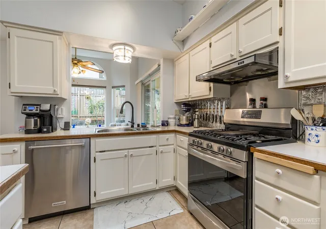 Photo 4 of Single family home for sale at 2707 S 366th Place, Federal Way, WA 98003 | MLS# NWM2549325 | Listing updated on 2026-09-23