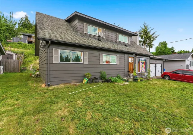 Photo 3 of Single family home for sale at 2411 Burcham St, Kelso, WA 98626 | MLS# NWM2549643 | Listing updated on 2026-10-02