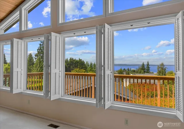Photo 3 of Sale Pending at 809 Spruce Pl, Edmonds, WA 98020 | MLS# NWM2549797 | Listing updated on 2026-09-25