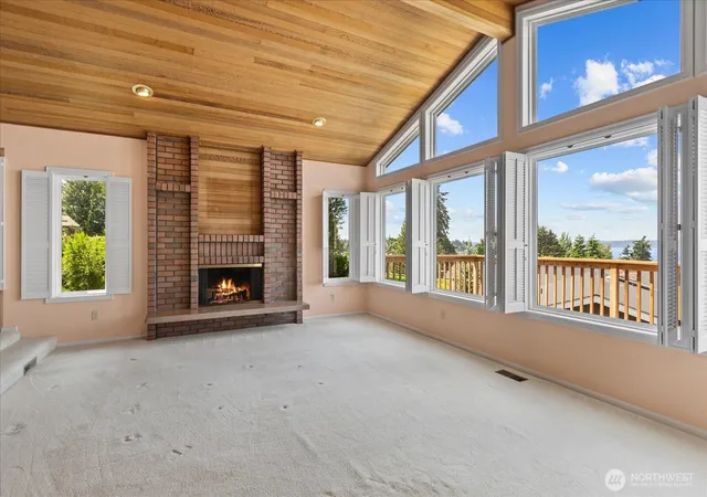 Photo 4 of Sale Pending at 809 Spruce Pl, Edmonds, WA 98020 | MLS# NWM2549797 | Listing updated on 2026-09-25