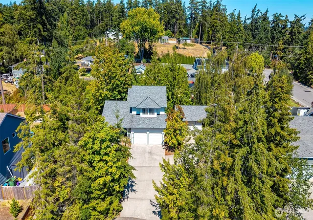 Photo 3 of Sale Pending at 2090 Sw Putnam Dr, Oak Harbor, WA 98277 | MLS# NWM2550086 | Listing updated on 2026-09-27