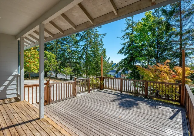 Photo 4 of Sale Pending at 2090 Sw Putnam Dr, Oak Harbor, WA 98277 | MLS# NWM2550086 | Listing updated on 2026-09-27