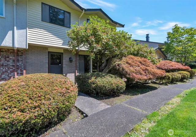 Photo 3 of Sale Pending at 17050 Northup Way #25, Bellevue, WA 98008 | MLS# NWM2550095 | Listing updated on 2026-09-30
