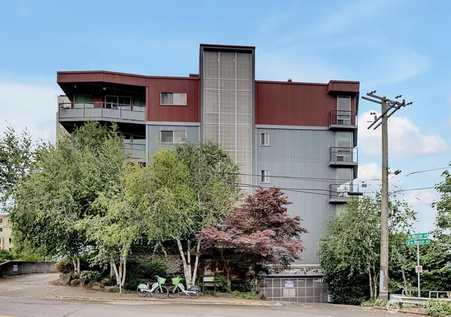 Photo 2 of Condo for sale at 507 W Mercer St #104, Seattle, WA 98119 | MLS# NWM2550371 | Listing updated on 2026-09-22