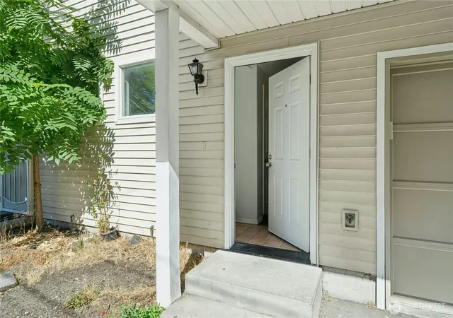 Photo 4 of Townhouse for sale at 7530 43rd Avenue S #B, Seattle, WA 98118 | MLS# NWM2550652 | Listing updated on 2026-09-22