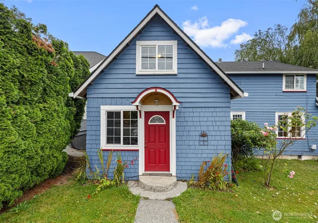 Photo 3 of Sale Pending at 420 Warren St, Mount Vernon, WA 98273 | MLS# NWM2550735 | Listing updated on 2026-09-25