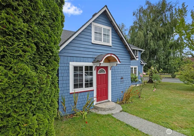 Photo 3 of Sale Pending at 420 Warren St, Mount Vernon, WA 98273 | MLS# NWM2550735 | Listing updated on 2026-09-25
