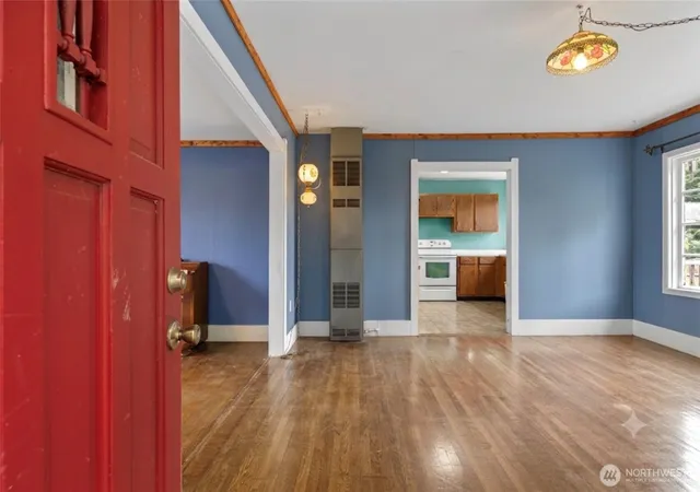 Photo 4 of Sale Pending at 420 Warren St, Mount Vernon, WA 98273 | MLS# NWM2550735 | Listing updated on 2026-09-25