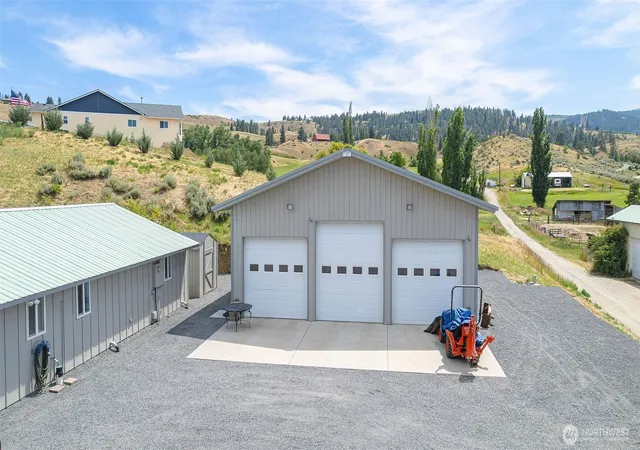 Photo 3 of Single family home for sale at 749 Wheeler Hl Rd, Wenatchee, WA 98801 | MLS# NWM2551047 | Listing updated on 2026-09-26