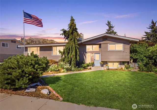Photo 1 of Single family home for sale at 1116 Wedgewood Ave, Wenatchee, WA 98801 | MLS# NWM2551484 | Listing updated on 2026-09-22