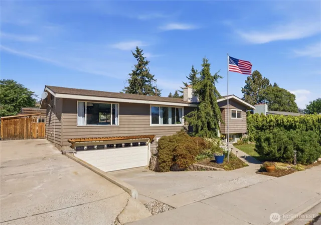 Photo 2 of Single family home for sale at 1116 Wedgewood Ave, Wenatchee, WA 98801 | MLS# NWM2551484 | Listing updated on 2026-09-22