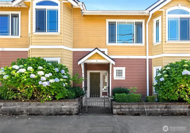 Photo 1 of Townhouse for sale at 906 6th Avenue #C, Tacoma, WA 98405 | MLS# NWM2551529 | Listing updated on 2026-09-22
