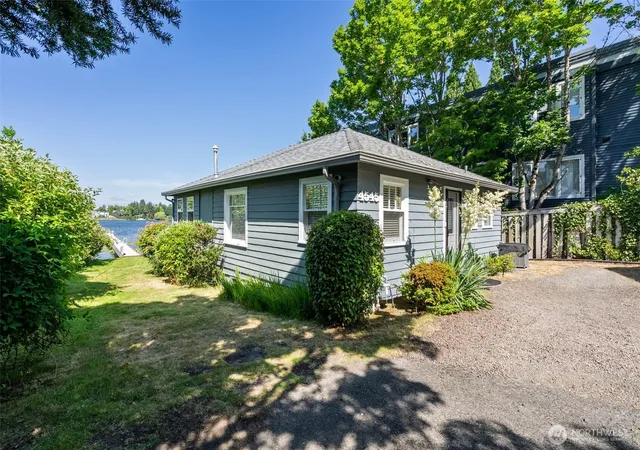 Photo 4 of Single family home for sale at 4545 Lake Washington Blvd NE, Kirkland, WA 98033 | MLS# NWM2551761 | Listing updated on 2026-09-23