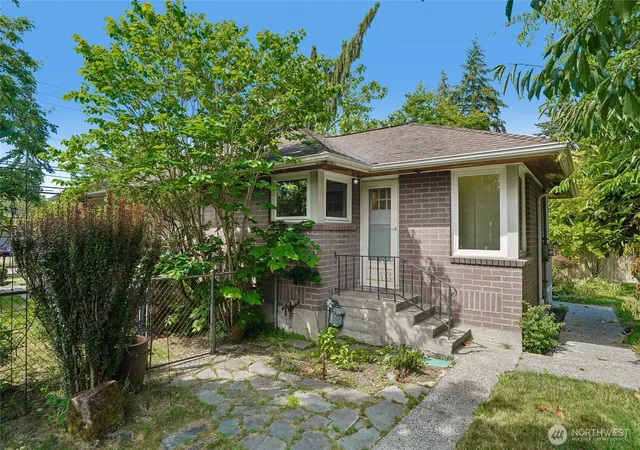 Photo 4 of Single family home for sale at 3004 SW Barton St, Seattle, WA 98126 | MLS# NWM2551831 | Listing updated on 2026-09-21