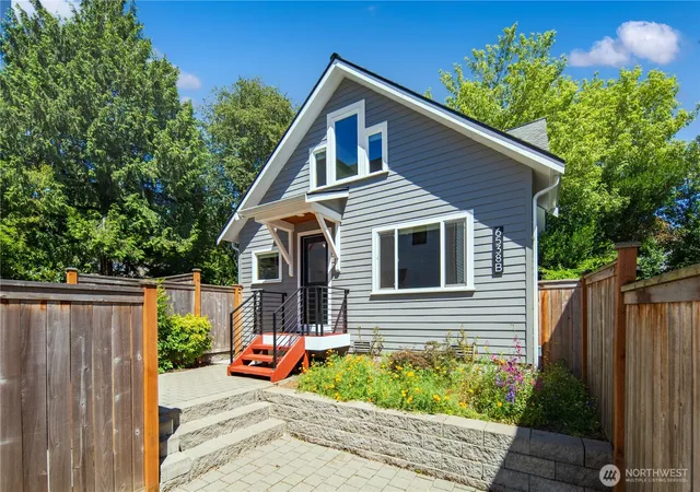 Condo for sale at 6538 11th Avenue NW #2, Seattle, WA 98117 | MLS# NWM2551918
