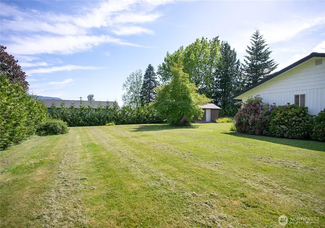 Photo 3 of Sale Pending at 319 Vancouver St, Sumas, WA 98295 | MLS# NWM2551941 | Listing updated on 2026-09-24