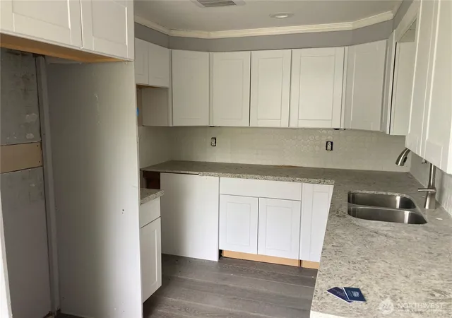 Photo 3 of Single family home for sale at 6925 52nd Avenue S, Seattle, WA 98118 | MLS# NWM2552036 | Listing updated on 2026-09-22