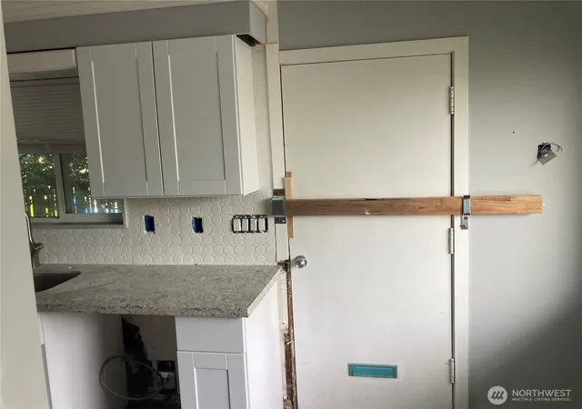 Photo 4 of Single family home for sale at 6925 52nd Avenue S, Seattle, WA 98118 | MLS# NWM2552036 | Listing updated on 2026-09-22