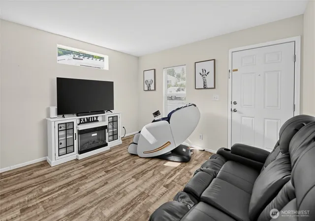 Photo 4 of Manufactured home for sale at 23708 Locust Way #43, Bothell, WA 98021 | MLS# NWM2552288 | Listing updated on 2026-09-22