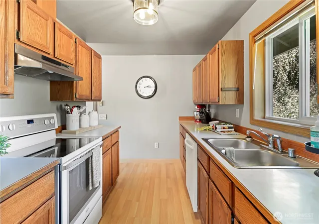Photo 4 of Single family home for sale at 10103 27th Drive SE, Everett, WA 98208 | MLS# NWM2552309 | Listing updated on 2026-10-02