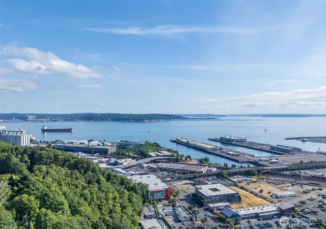 Photo 3 of Townhouse for sale at 2043 C 13th Ave W, Seattle, WA 98119 | MLS# NWM2552425 | Listing updated on 2026-09-22