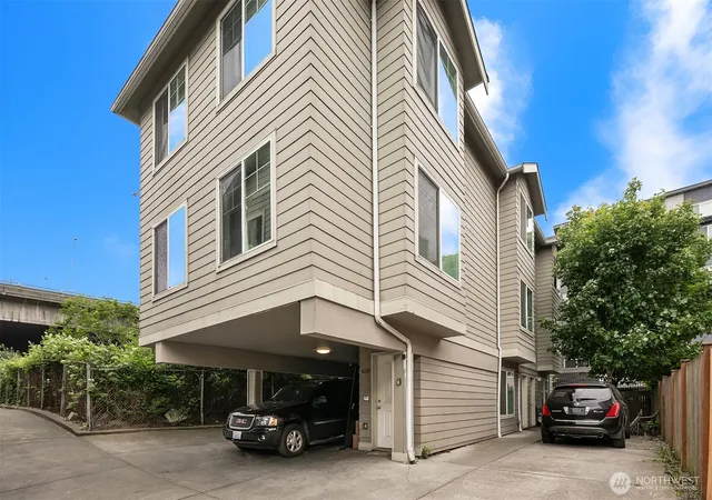 Photo 4 of Multi family home for sale at 4218 Pasadena Pl NE, Seattle, WA 98105 | MLS# NWM2552535 | Listing updated on 2026-09-22