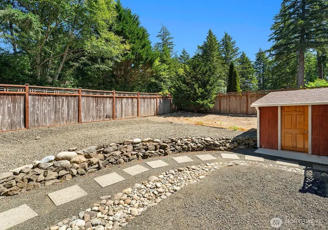 Photo 4 of Single family home for sale at 940 E Lakeshore Dr, Allyn, WA 98524 | MLS# NWM2553137 | Listing updated on 2026-09-24