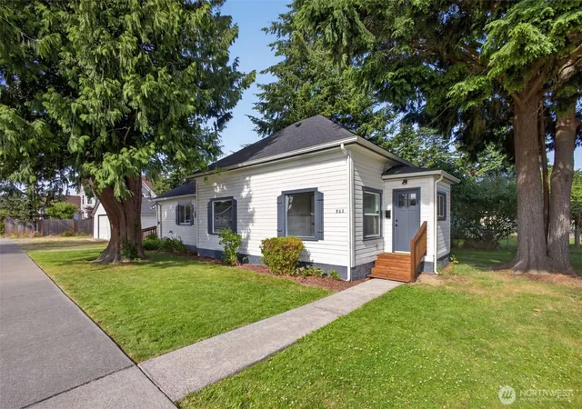 Photo 2 of Single family home for sale at 902 Fidalgo St, Sedro Woolley, WA 98284 | MLS# NWM2553313 | Listing updated on 2026-09-22
