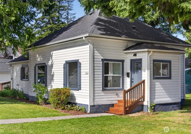 Photo 3 of Single family home for sale at 902 Fidalgo St, Sedro Woolley, WA 98284 | MLS# NWM2553313 | Listing updated on 2026-09-22