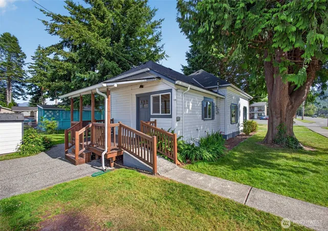 Photo 3 of Single family home for sale at 902 Fidalgo St, Sedro Woolley, WA 98284 | MLS# NWM2553313 | Listing updated on 2026-09-22