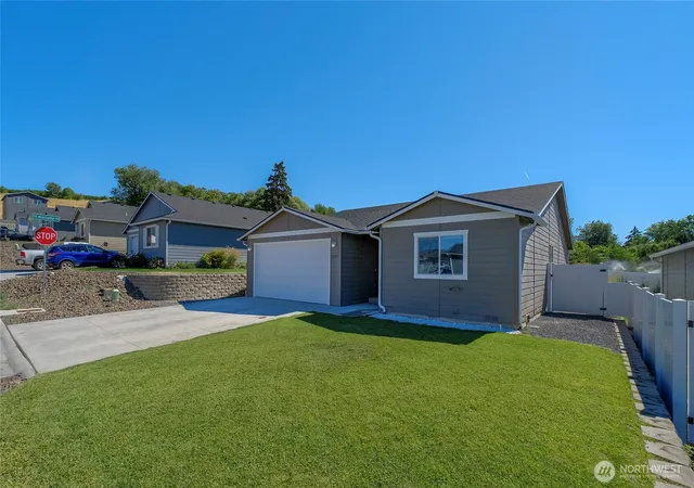 Photo 2 of Single family home for sale at 1133 S New Oak Ln, East Wenatchee, WA 98802 | MLS# NWM2553322 | Listing updated on 2026-09-22