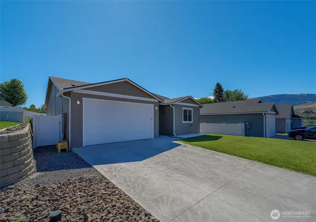 Photo 3 of Single family home for sale at 1133 S New Oak Ln, East Wenatchee, WA 98802 | MLS# NWM2553322 | Listing updated on 2026-09-22