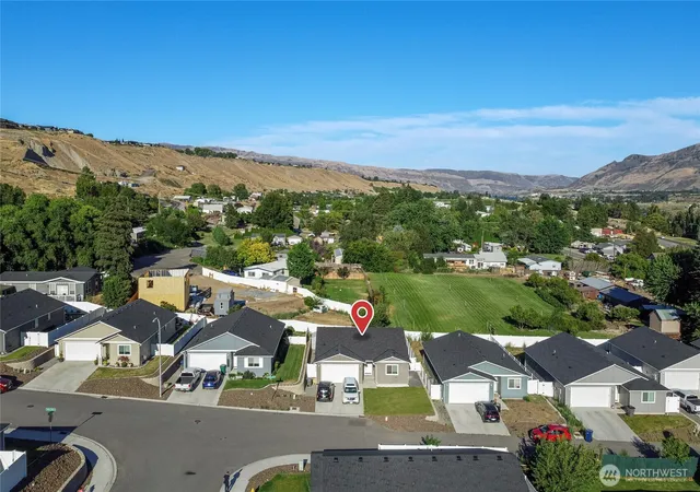 Photo 4 of Single family home for sale at 1133 S New Oak Ln, East Wenatchee, WA 98802 | MLS# NWM2553322 | Listing updated on 2026-09-22