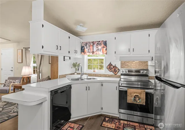 Photo 3 of Sale Pending at 261 E Willow Blue Ln, Shelton, WA 98584 | MLS# NWM2553686 | Listing updated on 2026-09-21