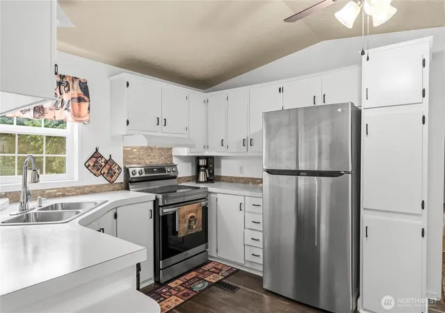 Photo 3 of Sale Pending at 261 E Willow Blue Ln, Shelton, WA 98584 | MLS# NWM2553686 | Listing updated on 2026-09-21