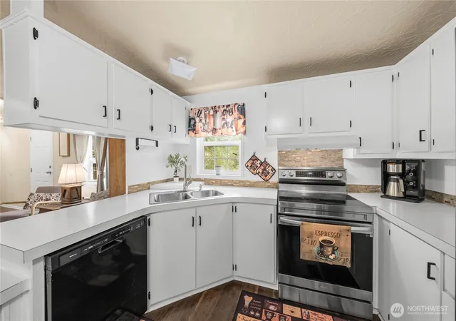 Photo 4 of Sale Pending at 261 E Willow Blue Ln, Shelton, WA 98584 | MLS# NWM2553686 | Listing updated on 2026-09-21