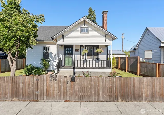 Photo 1 of Single family home for sale at 928 F St, Centralia, WA 98531 | MLS# NWM2553768 | Listing updated on 2026-09-22