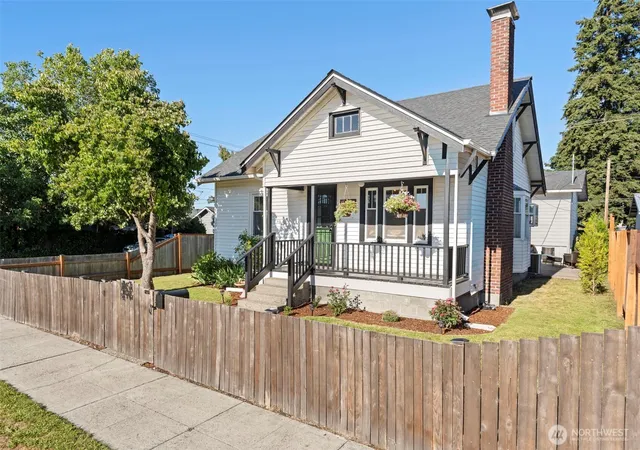 Photo 2 of Single family home for sale at 928 F St, Centralia, WA 98531 | MLS# NWM2553768 | Listing updated on 2026-09-22