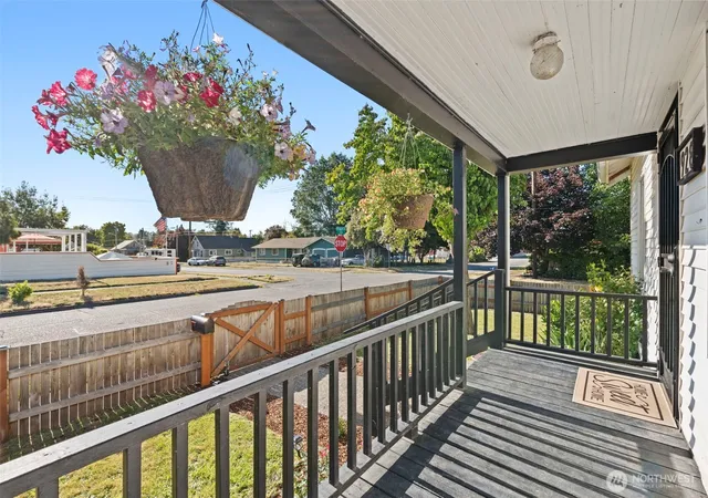 Photo 3 of Single family home for sale at 928 F St, Centralia, WA 98531 | MLS# NWM2553768 | Listing updated on 2026-09-22