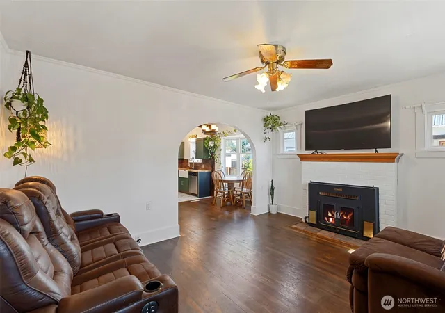 Photo 3 of Single family home for sale at 928 F St, Centralia, WA 98531 | MLS# NWM2553768 | Listing updated on 2026-09-22