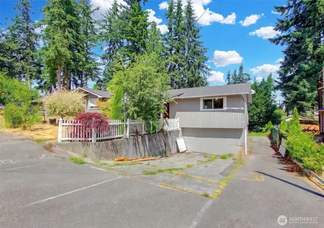 Photo 2 of Single family home for sale at 201 E Beech St, Everett, WA 98203 | MLS# NWM2554022 | Listing updated on 2026-09-22