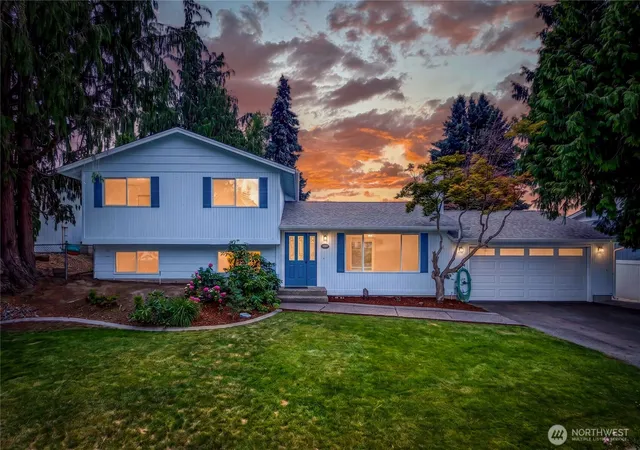 Single family home for sale at 1400 Bel Air Dr, East Wenatchee, WA 98802 | MLS# NWM2554075