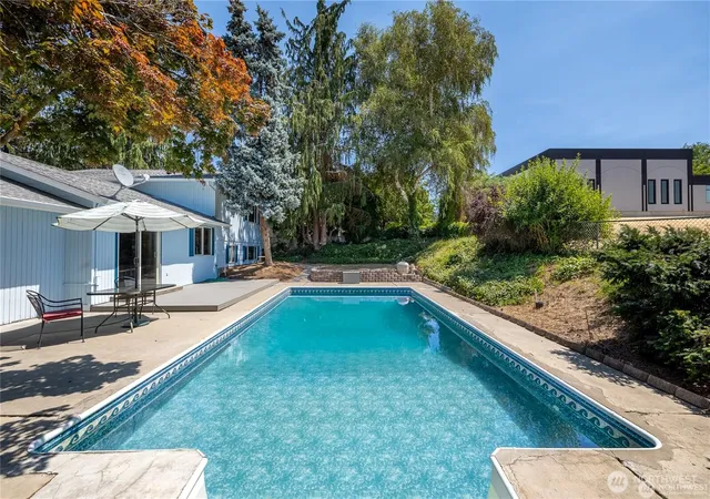 Photo 2 of Single family home for sale at 1400 Bel Air Dr, East Wenatchee, WA 98802 | MLS# NWM2554075 | Listing updated on 2026-10-02