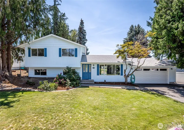 Photo 3 of Single family home for sale at 1400 Bel Air Dr, East Wenatchee, WA 98802 | MLS# NWM2554075 | Listing updated on 2026-10-02