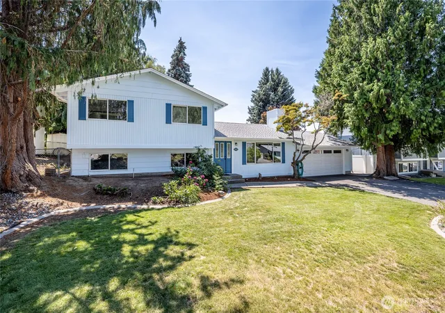 Photo 4 of Single family home for sale at 1400 Bel Air Dr, East Wenatchee, WA 98802 | MLS# NWM2554075 | Listing updated on 2026-10-02