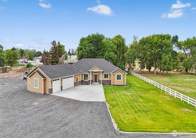 Photo 3 of Single family home for sale at 10875 Rd 56 Ne, Moses Lake, WA 98837 | MLS# NWM2554234 | Listing updated on 2026-10-02